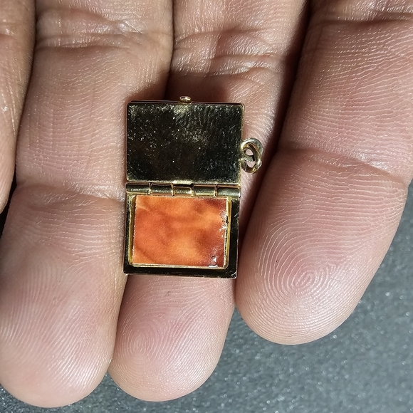 Antique Victorian Gold Tone Opening Book Locket Charm With 2 Vintage Pictures lo - Picture 5 of 6